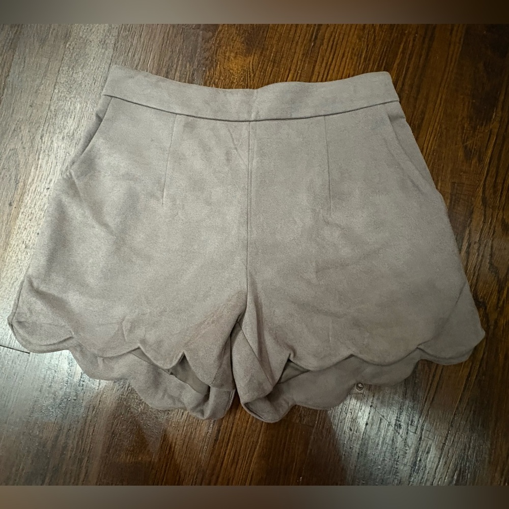 Eesome taupe suede scalloped shorts NWT - Picture 2 of 5